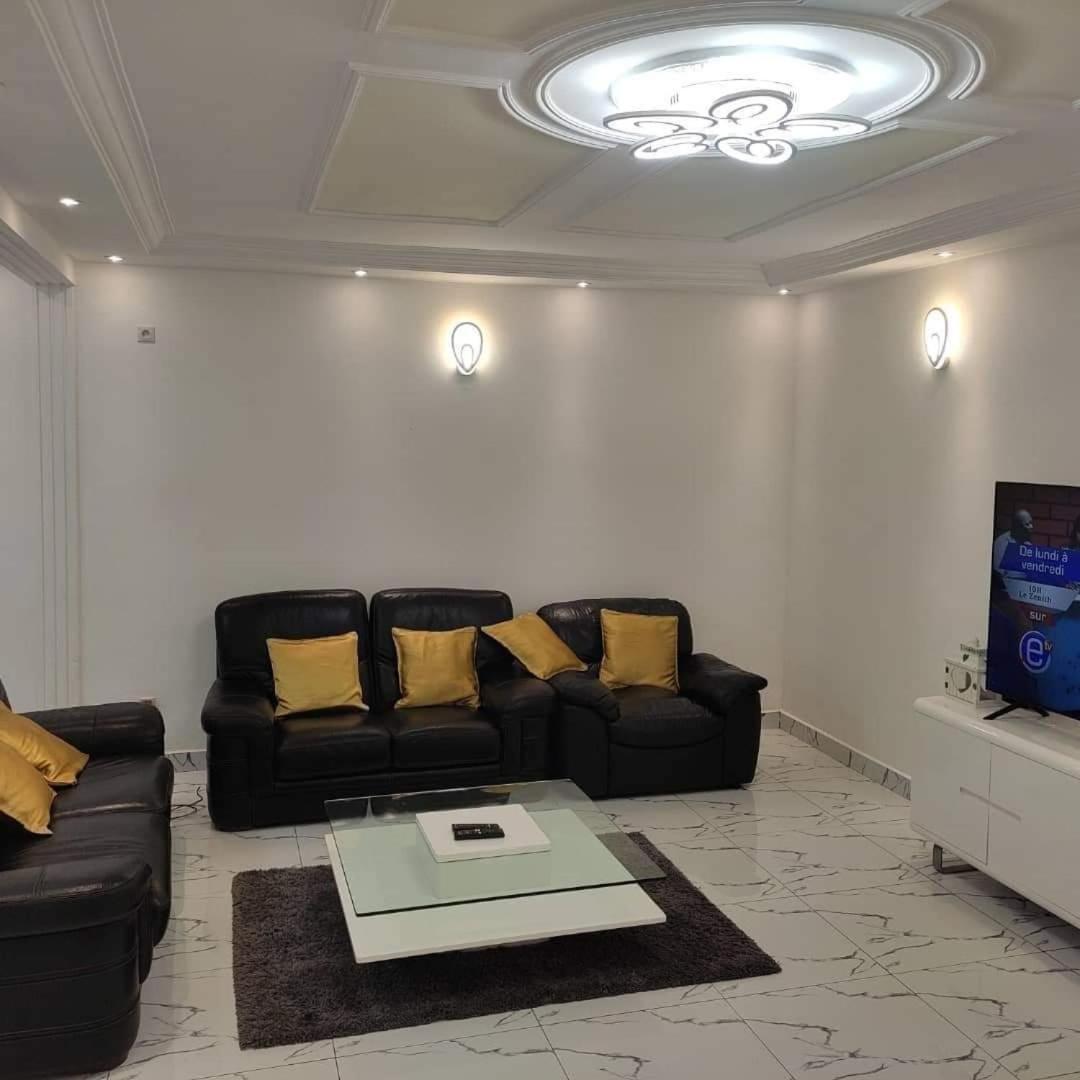 Appartement Meuble A Simbock Non Loin De Dovv Yaoundé Exterior foto